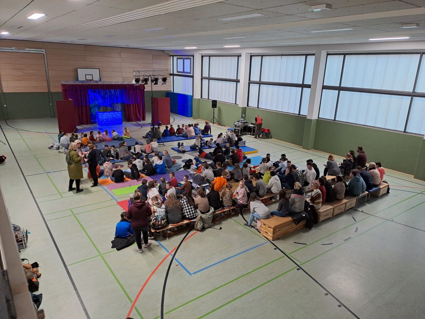 Theateraufführung in der Sporthalle